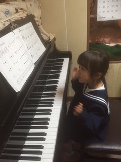 4歳のピアノレッスン